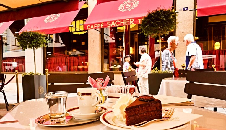 Ako vam je Beč daleko, originalni Cafe Sacher možete posjetiti u Trstu, bili smo