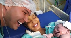 Tek rođena beba nasmiješila se tati, fotografija je postala viralna