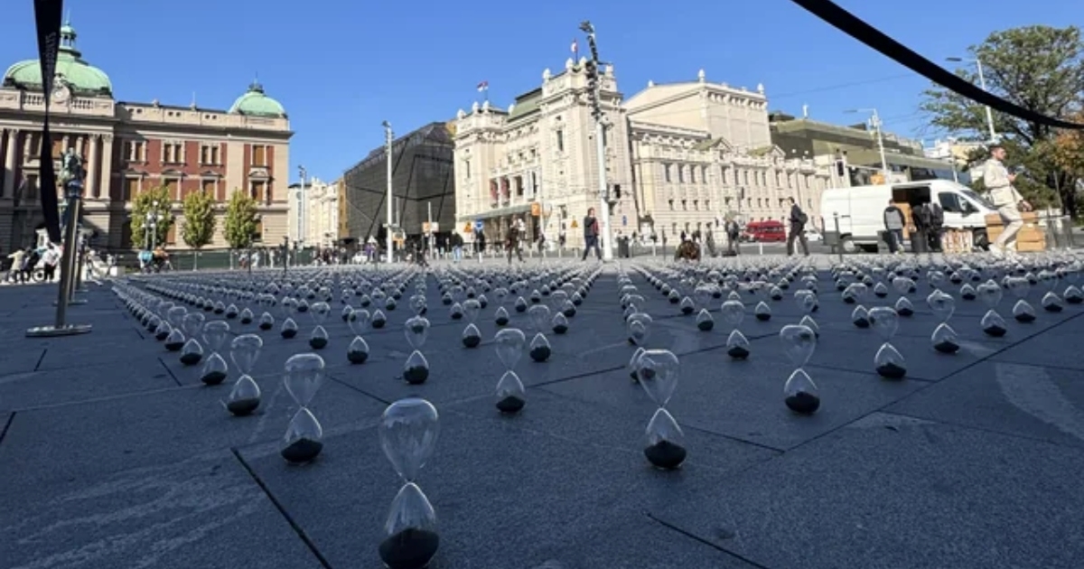 U centru Beograda osvanulo 2000 pješčanih satova, razlog je dirljiv