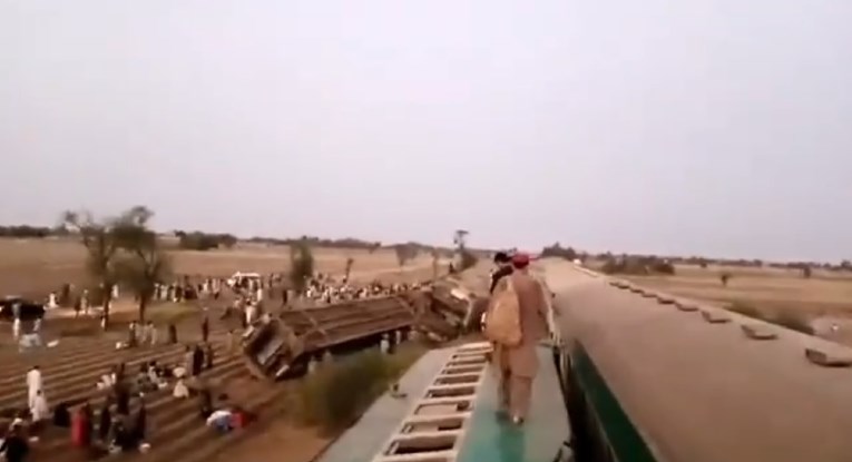 U Pakistanu se sudarila dva vlaka, poginulo preko 30 ljudi