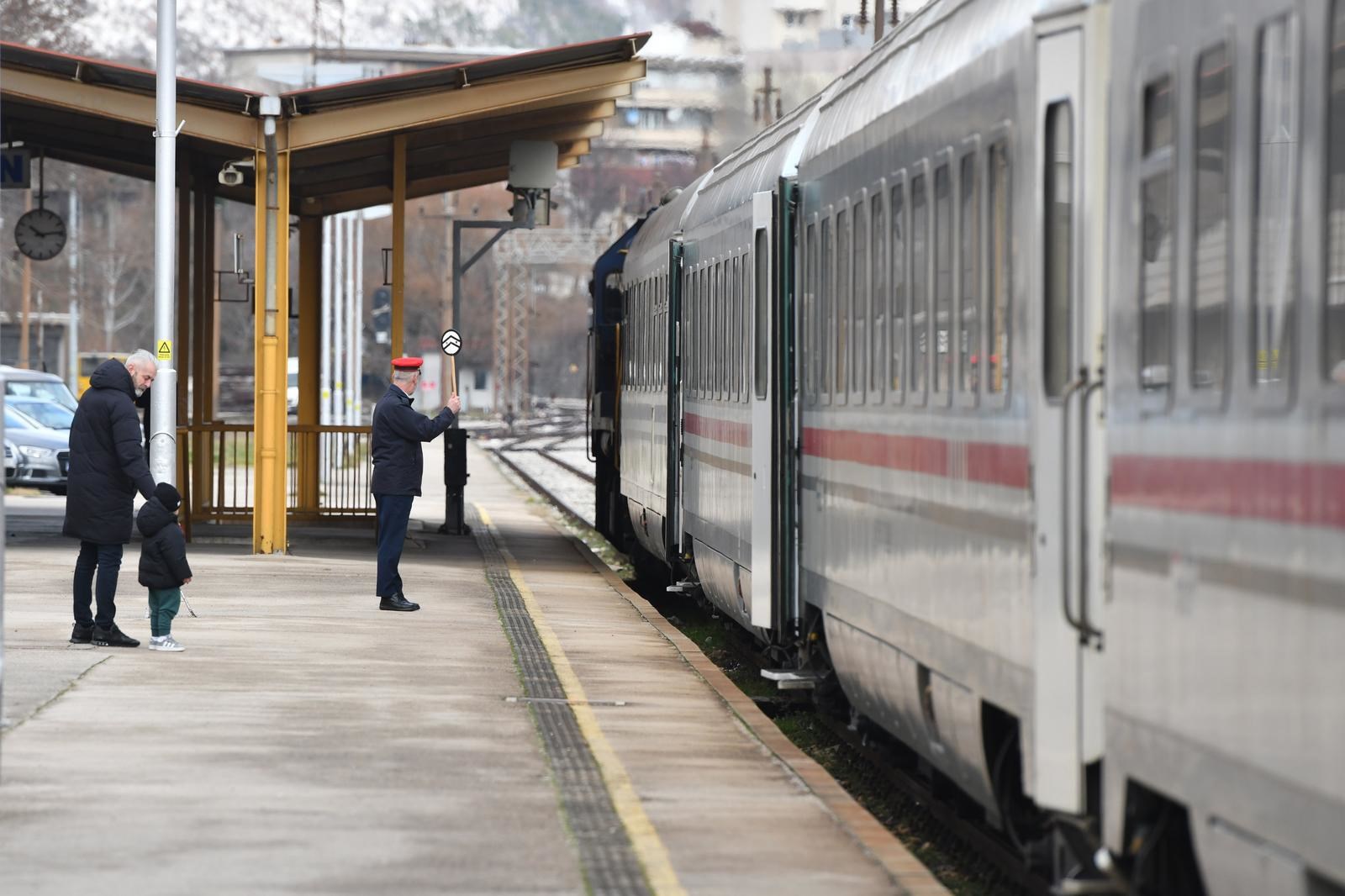 Vlak iz Zagreba krenuo za Split jučer u 13:49. Još uvijek je u Kninu