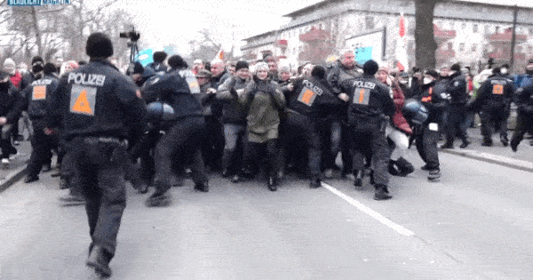 U Njemačkoj tijekom vikenda nasilni prosvjedi protiv mjera, ozlijeđeno 12 policajaca