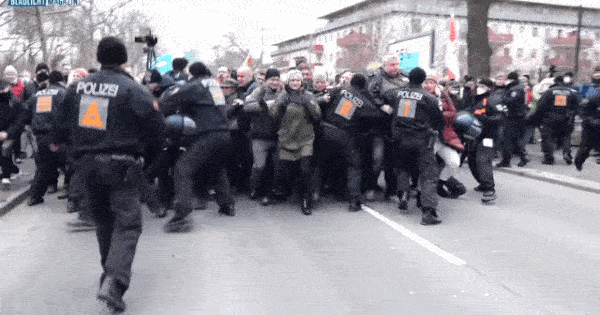 U Njemačkoj se prosvjedovalo protiv mjera, u Dresdenu ozlijeđeno 12 policajaca