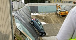 FOTO Žena u Osijeku probila ogradu, autom upala u gradilište