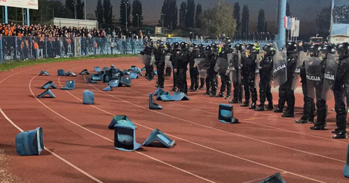 FOTO Torcida pirotehnikom gađala domaću tribinu u Vinkovcima