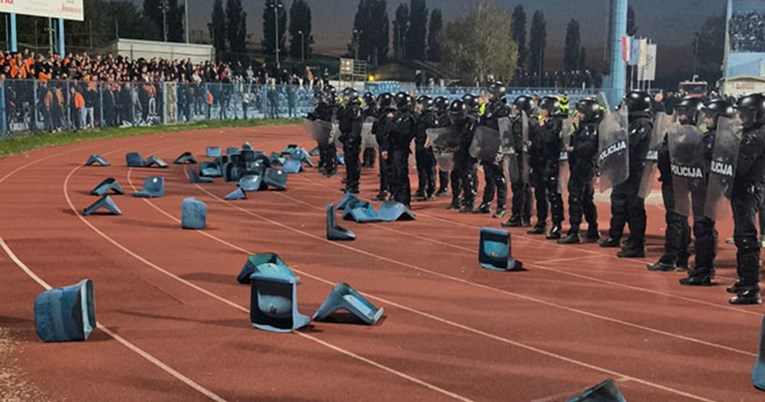 FOTO Torcida pirotehnikom gađala domaću tribinu u Vinkovcima