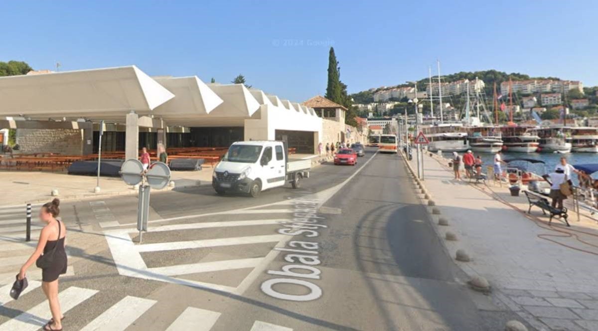 Mrtav pijan na motoru u Dubrovniku pokušao zaobići spuštenu rampu. Teško je ozlijeđen