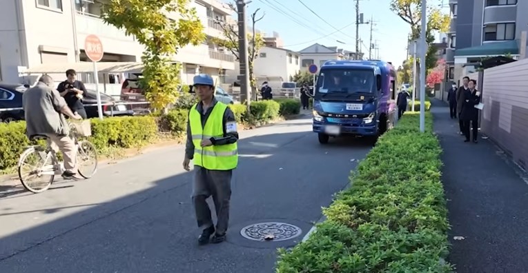 VIDEO Mitsubishijev kamion za smeće prati vozača, testiran je u Japanu