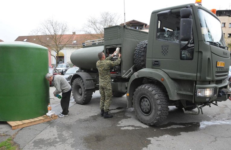 Vlada na tajnoj sjednici dodijelila višenamjenske autocisterne za pitku vodu