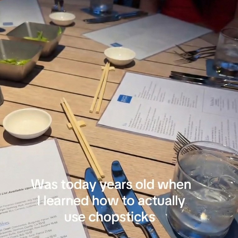 Ljudi tek sada shvaćaju "ispravan način" korištenja drvenih štapića za jelo