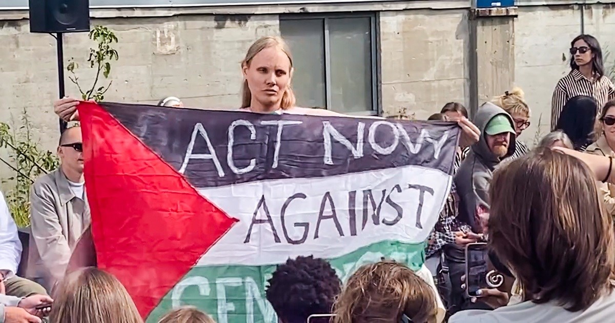 Manekenka na reviji u Kopenhagenu raširila palestinsku zastavu, reagirali zaštitari