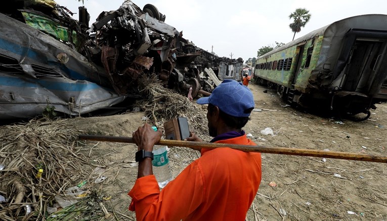 Vlakovi u Indiji opet voze na mjestu teške nesreće, prolaze kraj ostataka vagona