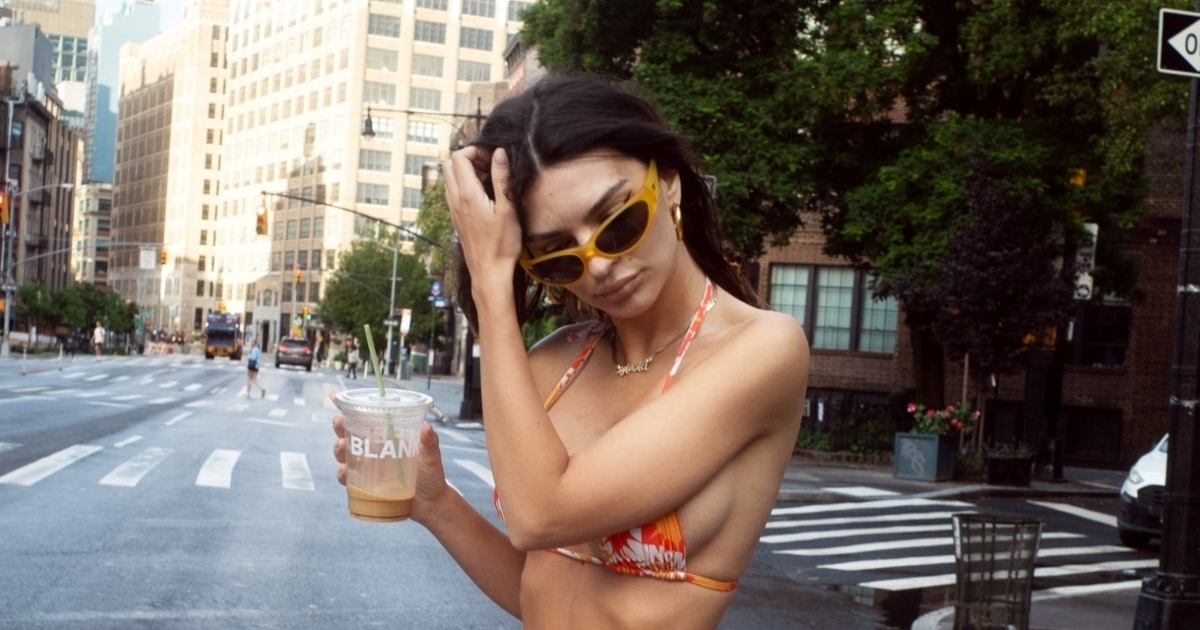 Emily Ratajkowski prošetala New Yorkom noseći badić iz vlastite kolekcije
