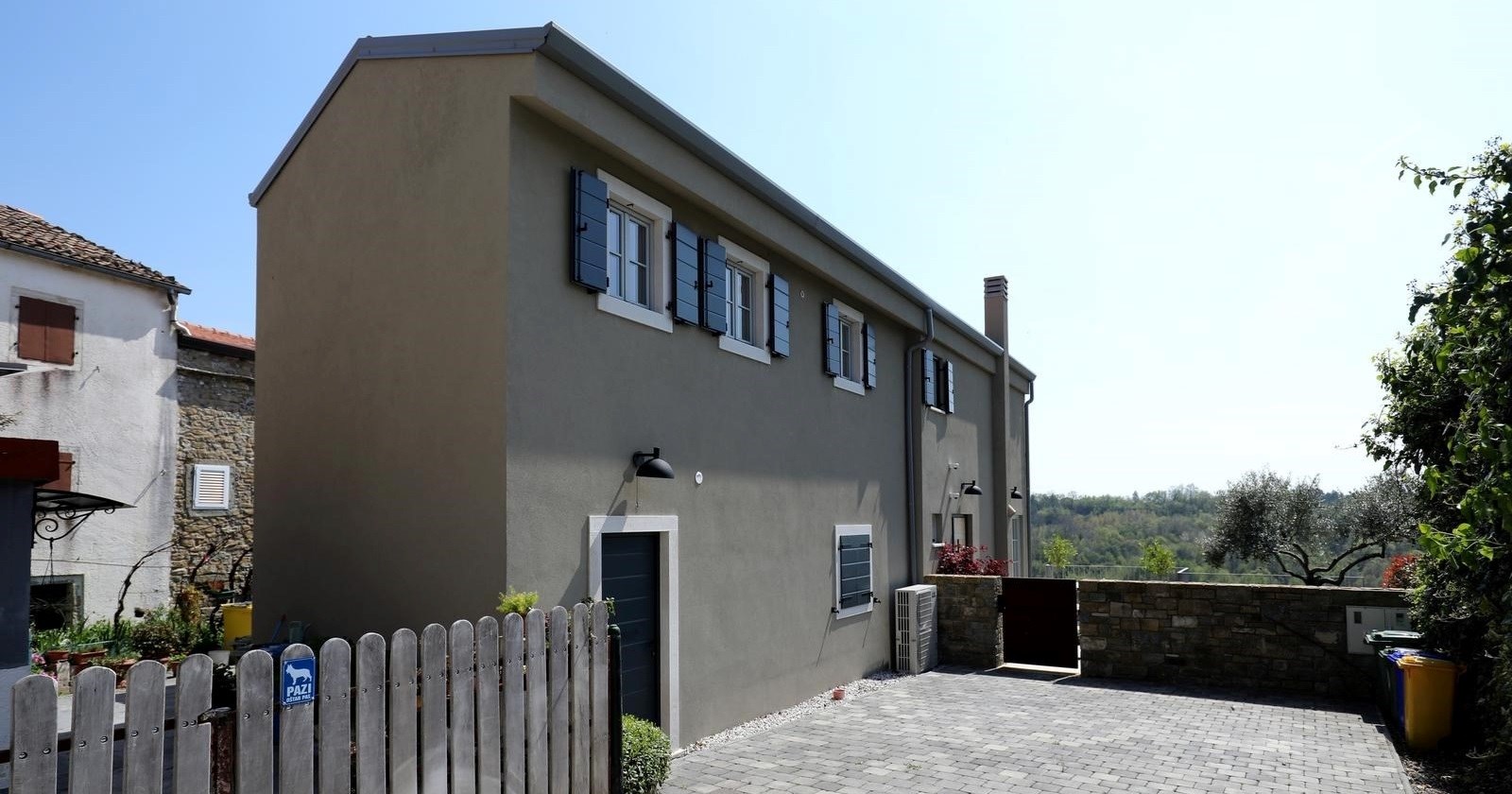 Na vratima dvorišta vile Kekinovih stoji natpis Volare+Cantare