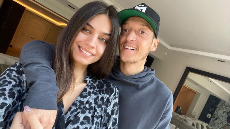 Nogometaš Mesut Özil dobio prvu kćer i otkrio njeno posebno i lijepo ime