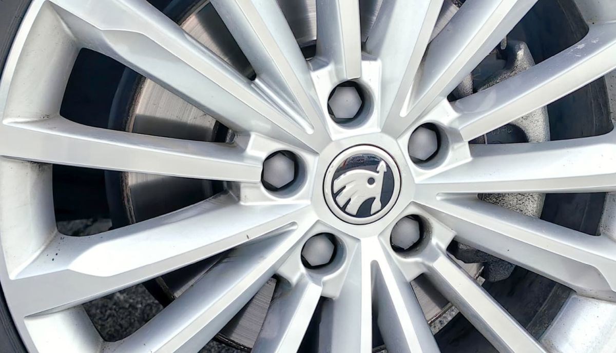 Zašto neki automobili imaju 4 vijka na kotačima, a drugi više?