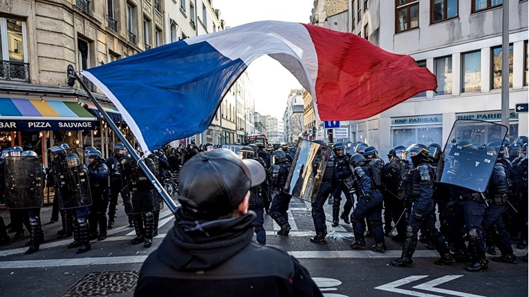 Francuzi najavljuju velike prosvjede u utorak, premijerka ne želi pregovarati