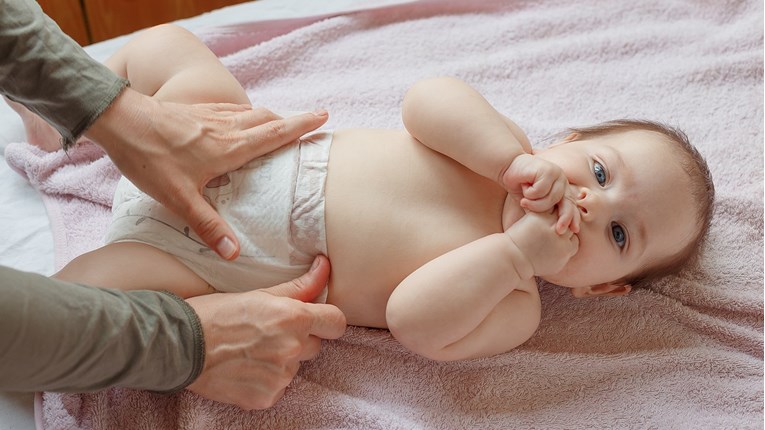 Kako pravilno prematati bebu? Ove greške svi rade, a mogu naškoditi bebi