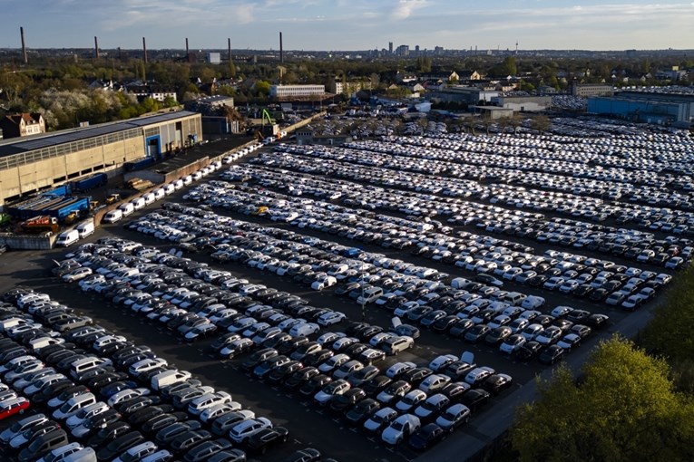 Proizvođači automobila zaustavljaju isporuke u SAD 