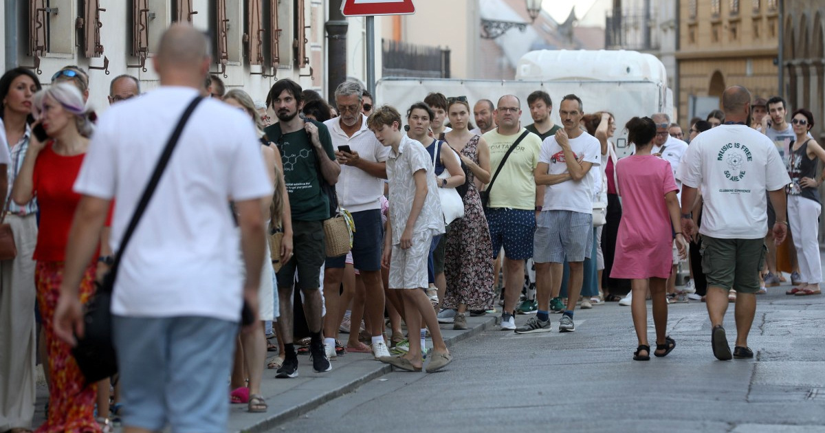 FOTO Brojni Zagrepčani okupili se kod zvjezdarnice kako bi zauzeli najbolja mjesta