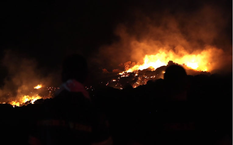 Vatra i olujni vjetar pustoše grčke otoke. Trojica vatrogasaca poginula