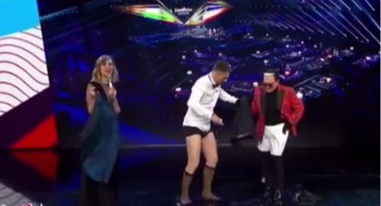 Talijanski voditelji tijekom Eurosonga vrištali u studiju, a zatim se skinuli