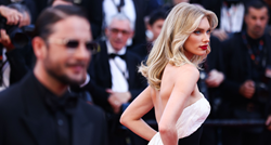 Švedska manekenka u glamuroznoj haljini zablistala na crvenom tepihu u Cannesu