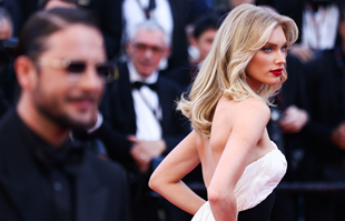 Švedska manekenka u glamuroznoj haljini zablistala na crvenom tepihu u Cannesu