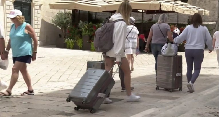 Turisti u Dubrovniku će do smještaja u staroj jezgri morati nositi kofer u rukama