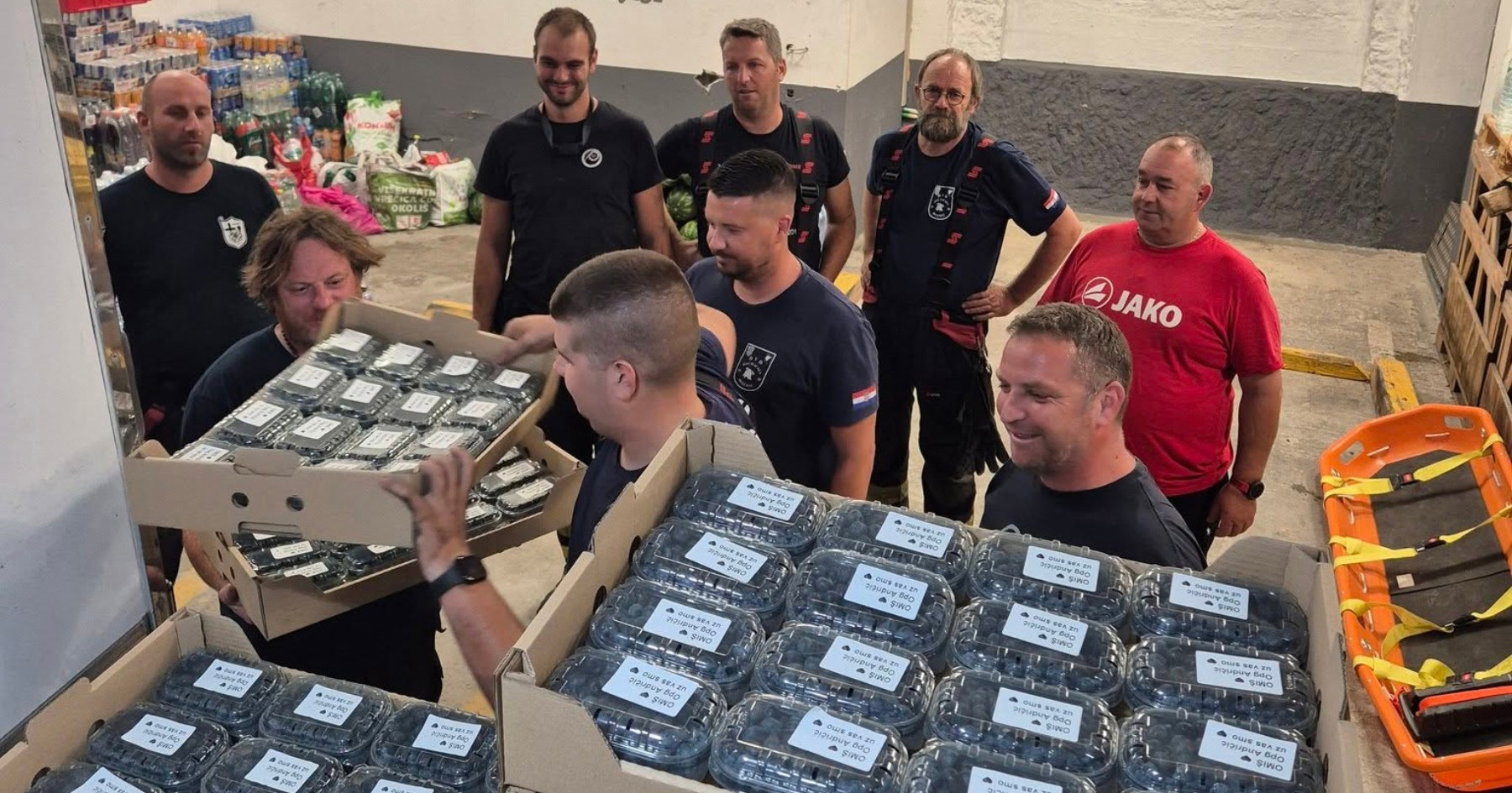 OPG iz okolice Bjelovara poslao borovnice i orašaste plodove vatrogascima u Omišu
