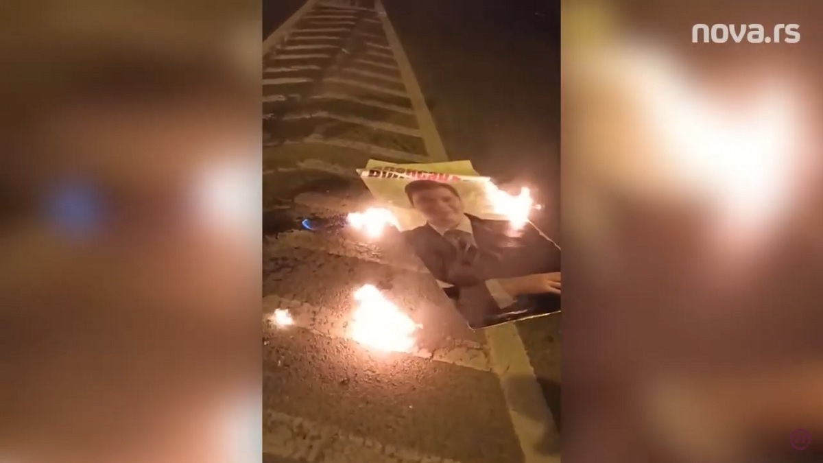 VIDEO U Novom Sadu na lomači spaljen Vučićev plakat