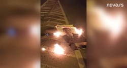 VIDEO U Novom Sadu na lomači spaljen Vučićev plakat