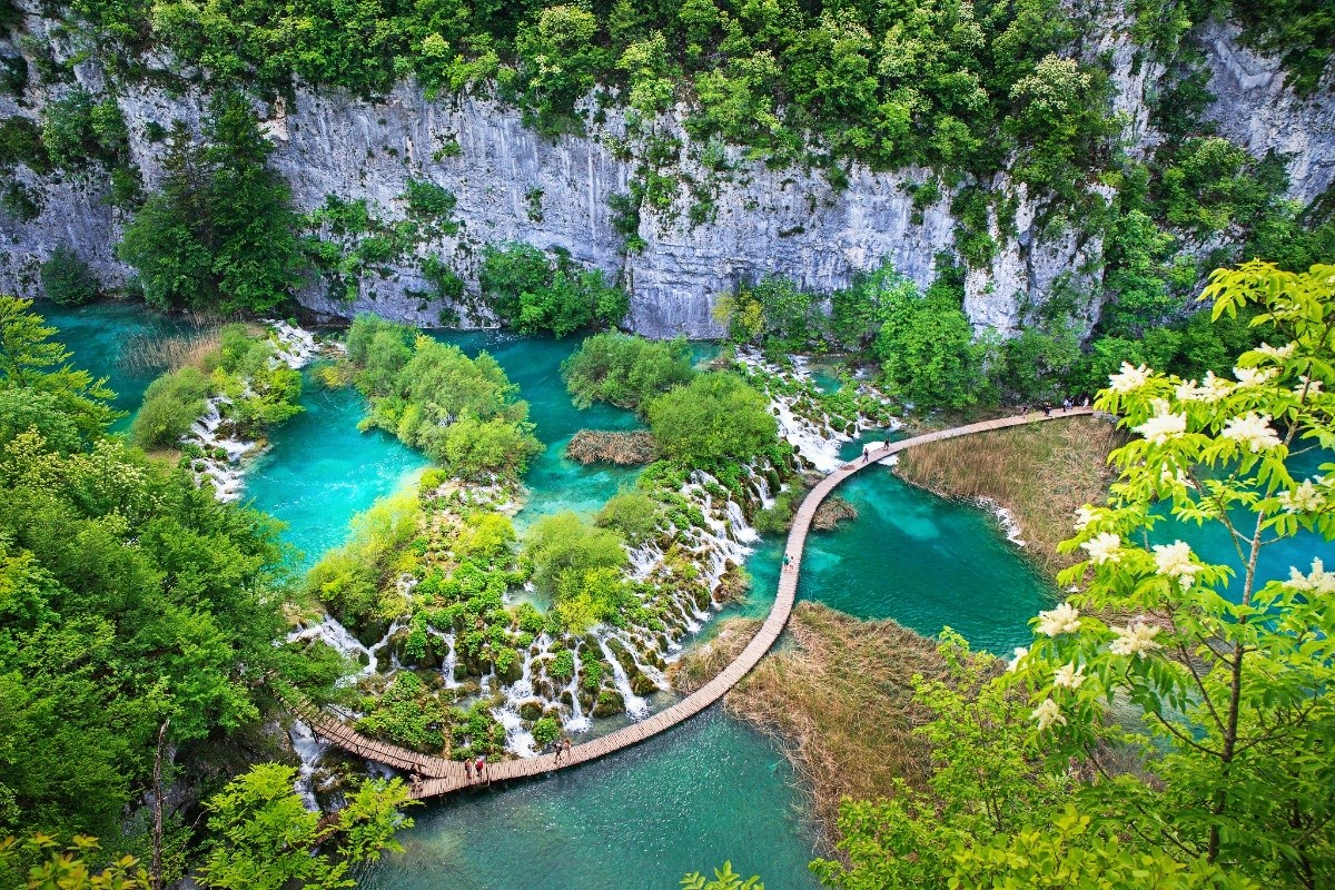 Vlakić na Plitvicama sletio s ceste, lakše ozlijeđeno osmero turista