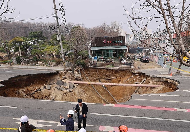 Na cesti u Seoulu otvorila se ogromna rupa. U nju upao motociklist, našli su tijelo