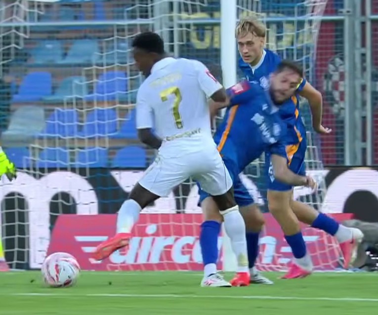 Kolarić nije dosudio penal za Hajduk pa je dobio poziv VAR-a. Poslušajte komunikaciju