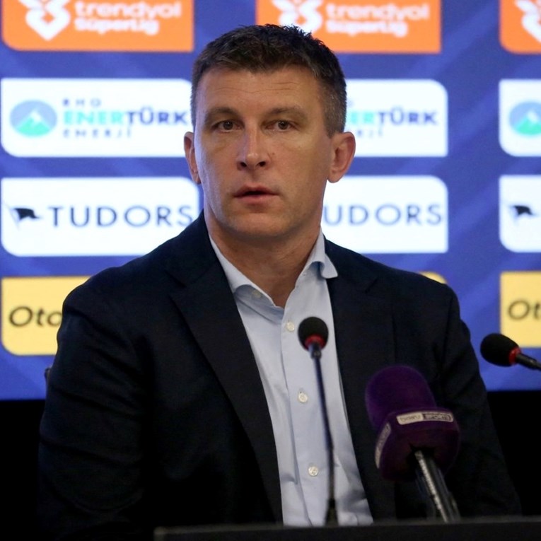 Jakirović: Frustrirajuće je da ne možemo dovesti igrače. Sezona kreće za tri tjedna