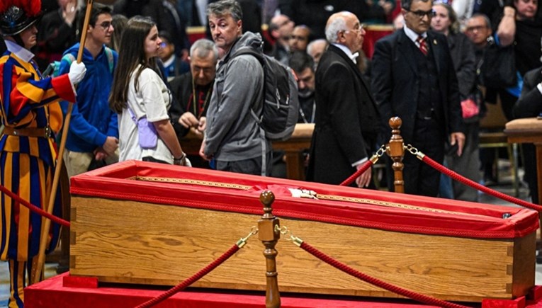 Zapečaćen lijes pape Franje, sprovod sutra ujutro