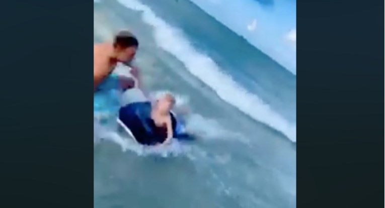 Policajac brzom reakcijom spasio dječaka kojem se opasno približio morski pas