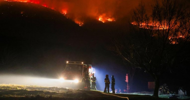 FOTO Požar podno Učke pod kontrolom: "Čeka nas zahtjevna noć"