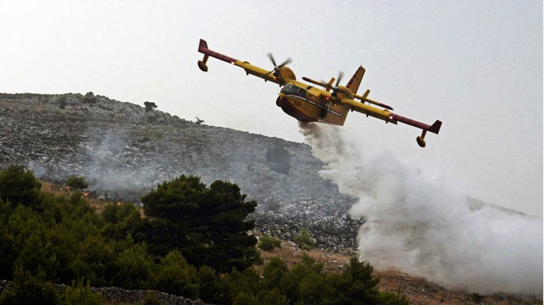 Lokaliziran požar kod Muća, izgorjelo 30 hektara niskog raslinja