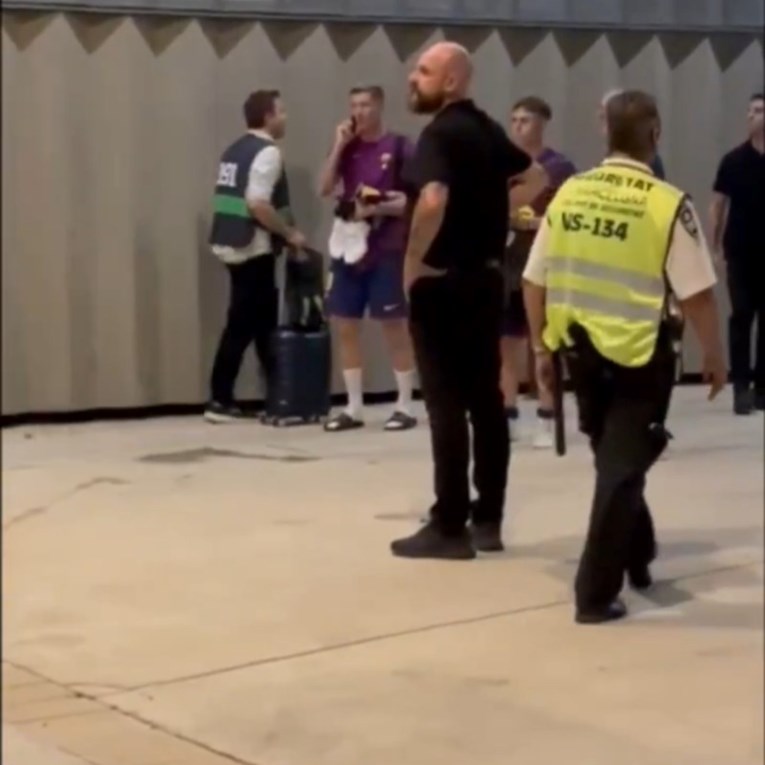 VIDEO Igrači Barce napustili stadion bez tuširanja. Nisu svi stali u bus