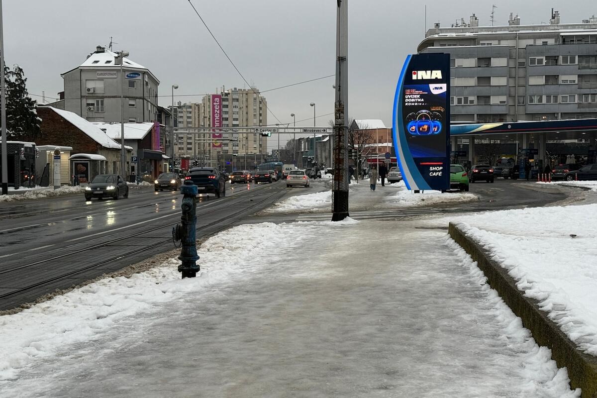 U Zagrebu mnogi nogostupi uz glavne ceste zaleđeni. "Nadaš se da ćeš proći bez gipsa"