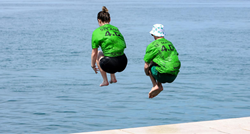 Zabava na rivi: Maturanti u Zadru kraj školovanja proslavili skakanjem u more