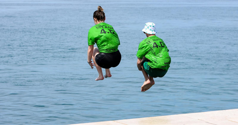 Zabava na rivi: Maturanti u Zadru kraj školovanja proslavili skakanjem u more