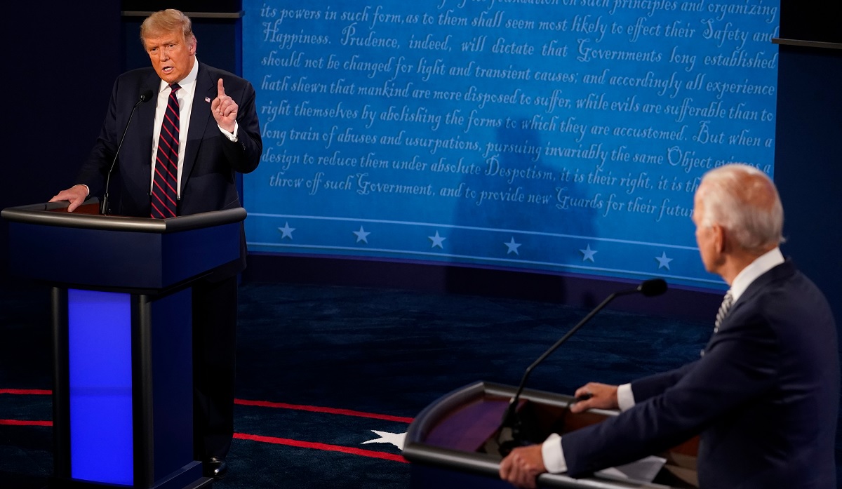 Pogledajte kako se Trump rugao Bidenu što nosi masku