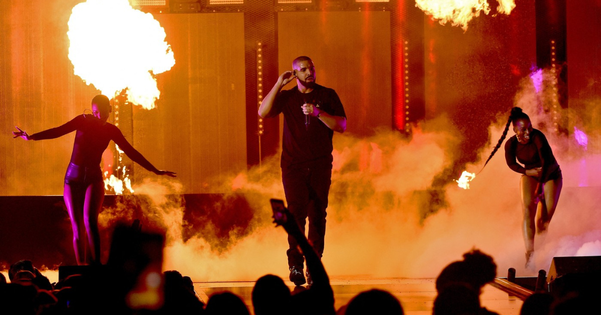 Zbog natpisa koje drži publika šire se fotke s Drakeovog koncerta