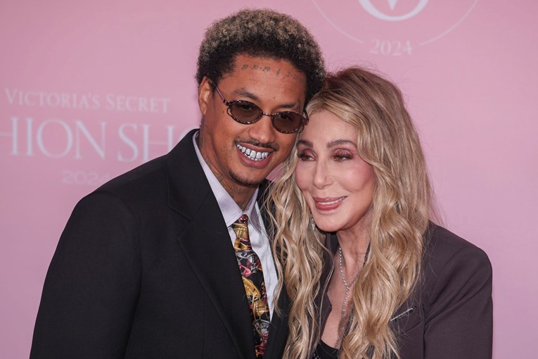 Pojavile se glasine da se Cher udaje za 40 godina mlađeg dečka. Oglasila se pjevačica