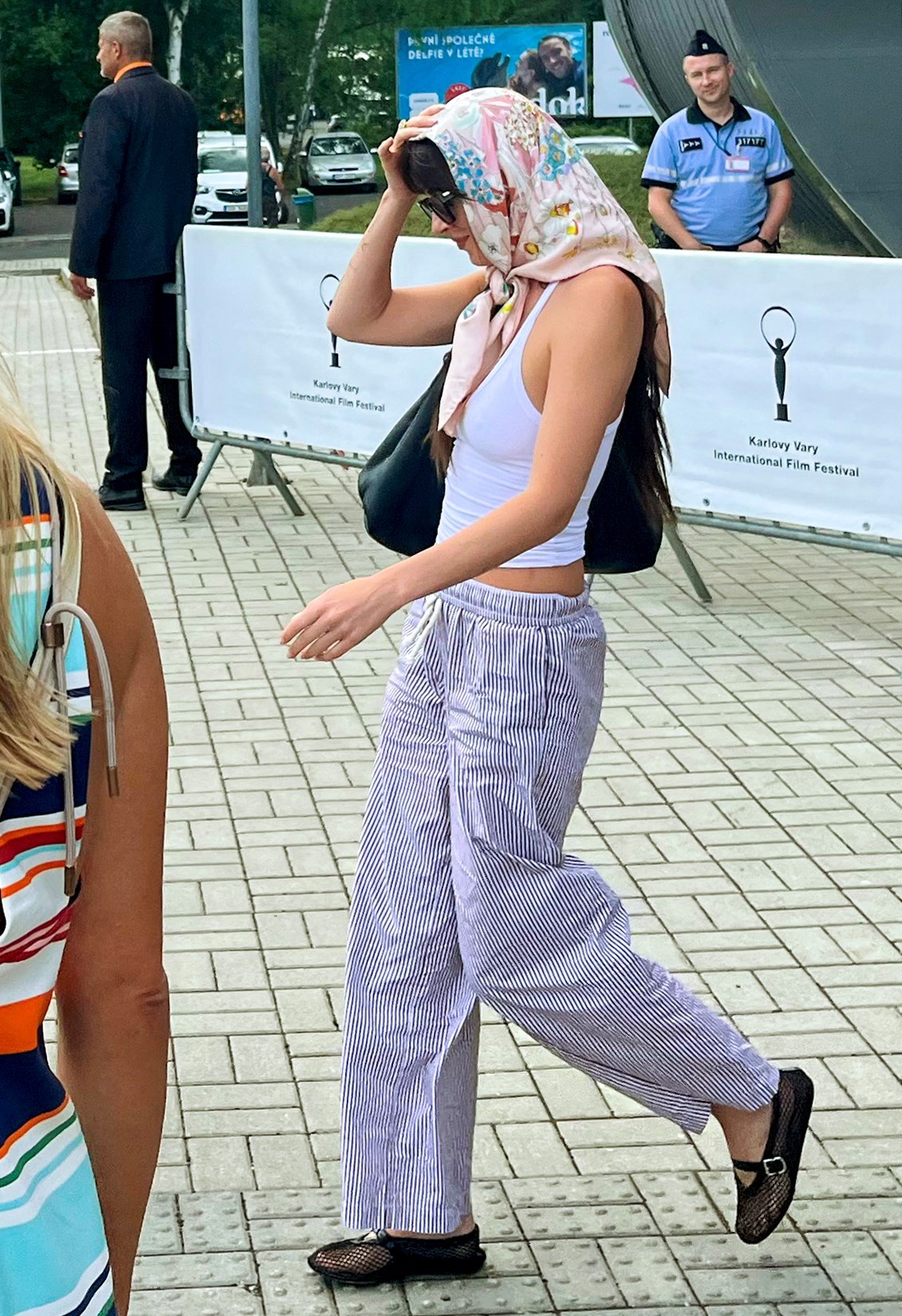 Mrežaste balerinke opet su posvuda - nose ih Margot Robbie i Dakota Johnson