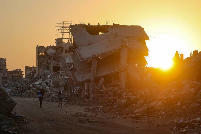 Izraelski napadi pogodili više lokacija u Gazi. Među ubijenima i devetero djece