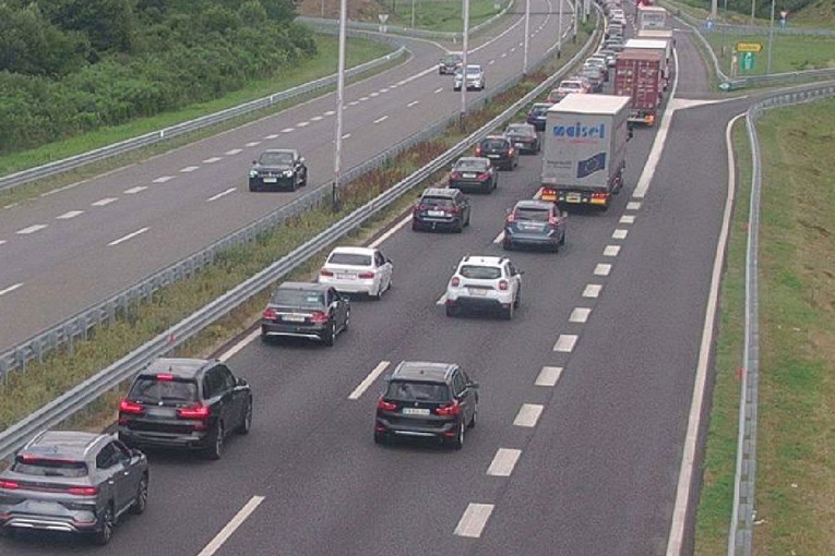 Nesreća na A3, ima ozlijeđenih. Stvara se kolona